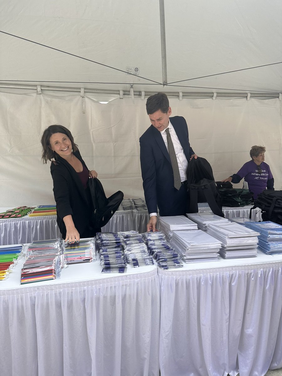 GraceALore's tweet image. Joined @Dave_Eby to pack some @TELUS kits for kids for TELUS days of giving. 

#givewherewelive
#mostgivingcompany