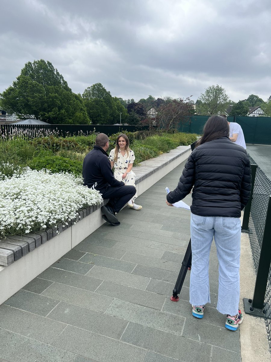Wombling around @Wimbledon chatting weather & 'tennis in an English country garden' with the incredible gardening & grounds teams for @BBCMorningLive Keep your 👀 peeled for our films in the coming weeks 📺 Dreamy day! 🎾🍓🪻🎥🌳