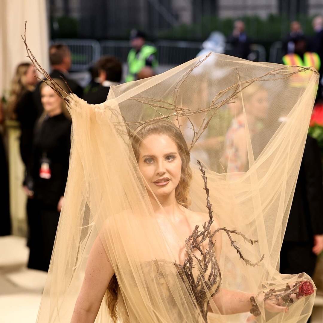 Lana Del Rey Attends 2024 Met Gala in New York More images at: gawby.com/photos/249127