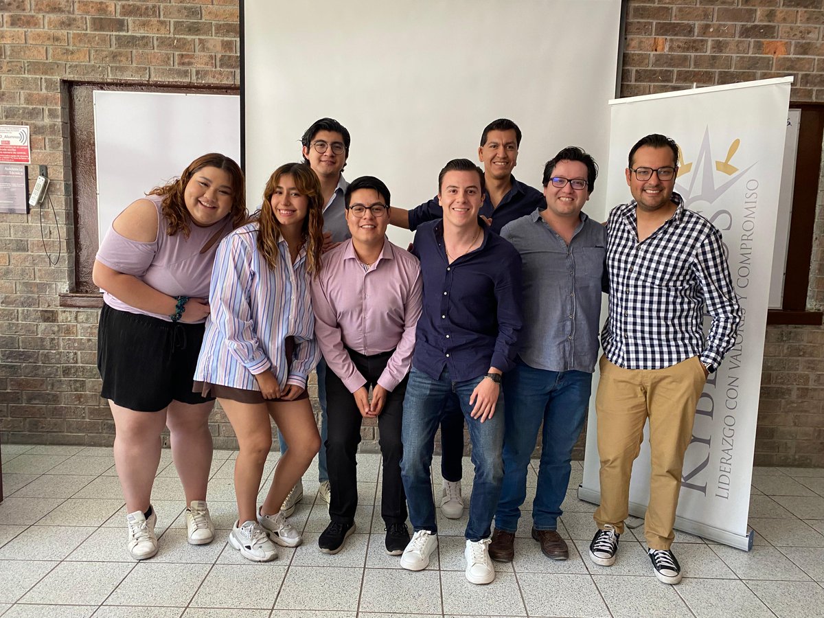 Kybernus's tweet photo. ¡El #DíaKybernus en Torreón fue un éxito! Jóvenes universitarios y miembros de la red #Eduk se unieron para una jornada llena de inspiración. 

Destacó la conferencia de @aeertiger, quien enfatizó la importancia de establecer metas, perseguir sueños y ser autónomo. @GLaveaga  reflexionó sobre la libertad, mientras que @arturoarandaz  realizó un exitoso laboratorio de pitch. 

¡Gracias a la @IberoTorreon por su apoyo! 🌟 

#LiderazgoPorLaLibertad #TuLiderazgoImporta