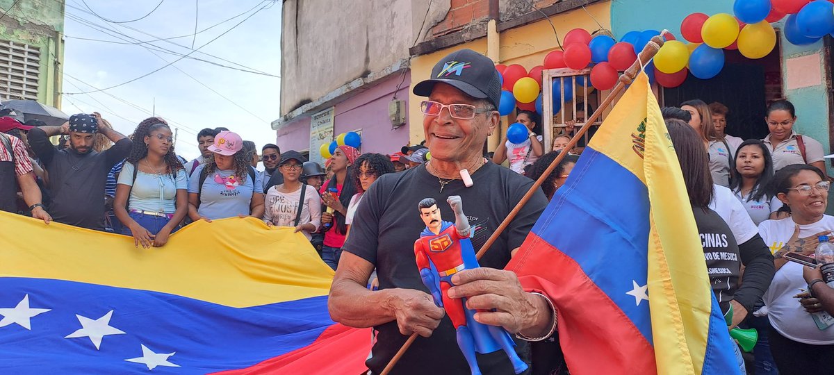 #Venezuela: People march in #Petare (the largest neighborhood in Latam) to demand the lifting of sanctions on Venezuela and in support of the Maduro administration. @telesurenglish