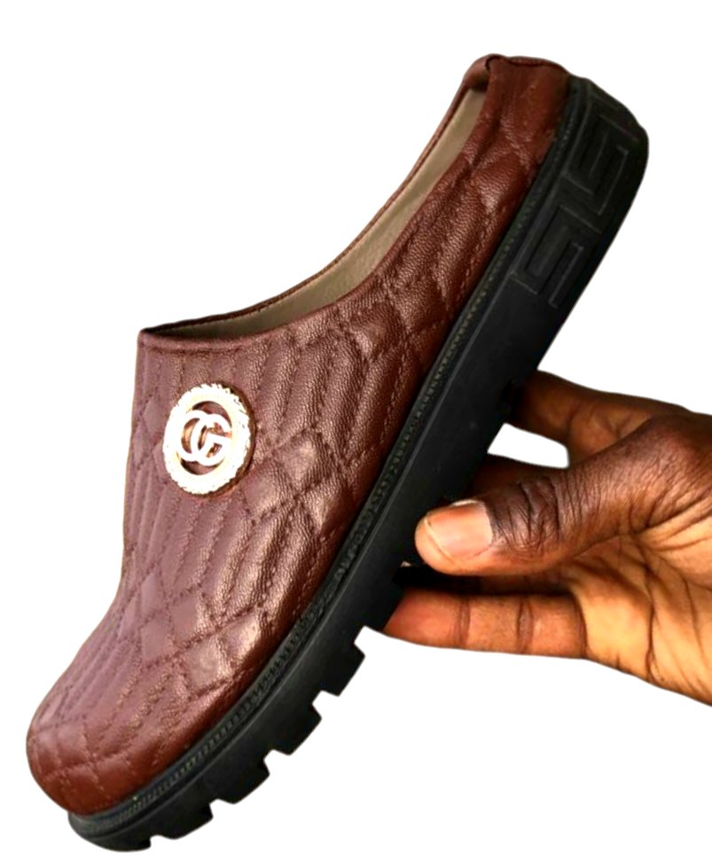 TheShoemaker2's tweet photo. This or That??? However you want it.

Available for pre order in any colour and size of your choice.

#madeinnigeria https://t.co/OwNZ2bGI7b
