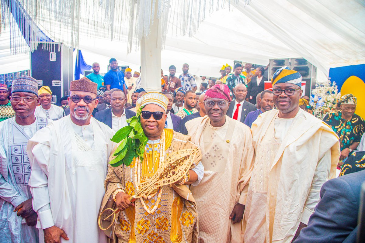 seyimakinde's tweet photo. Happy birthday to my brother, His Excellency @AAdeleke_01 and many happy returns. We were in Osun State earlier today to celebrate with him as he was conferred the Asiwaju of Edeland by HRM. Oba Dr Munirudeen Adesola Lawal Laminisa 1 (the Timi of Edeland). May God continue to bless you and keep you in good health.