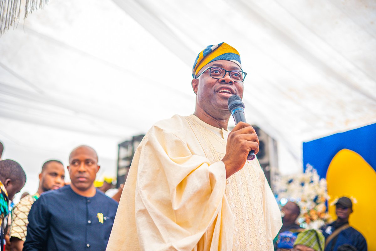 seyimakinde's tweet photo. Happy birthday to my brother, His Excellency @AAdeleke_01 and many happy returns. We were in Osun State earlier today to celebrate with him as he was conferred the Asiwaju of Edeland by HRM. Oba Dr Munirudeen Adesola Lawal Laminisa 1 (the Timi of Edeland). May God continue to bless you and keep you in good health.