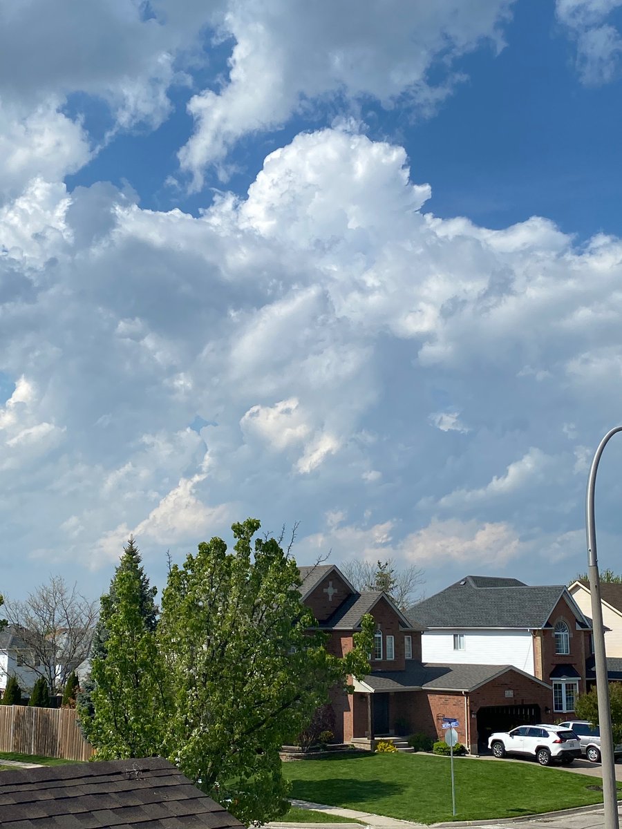 Seeing some nice towering cumulus towards Guelph and Elmira along the convergence. #ONStorm #ONwx