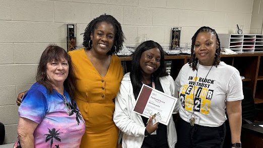 🌟 Congratulations to Mia Arenyeka on being honored with the Equity and Access Award at @MHS_Buffs! Your excellent efforts to support our emergent bilingual students are truly commendable. Well deserved!🏆 #EquityandAccess @FortBendISD @FBISDSTEM