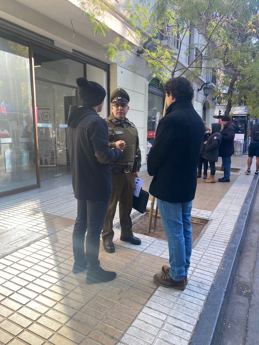 #Santiago: @CarabMicc de la 1ª Comisaría efectúan acciones comunicacionales preventivas en toda la linea de calle Bandera, donde se entregan folletos informativos concerniente en la difusión de los canales de denuncias y los ☎️ números de emergencia.
#LaPrevenciónEsNuestraEsencia