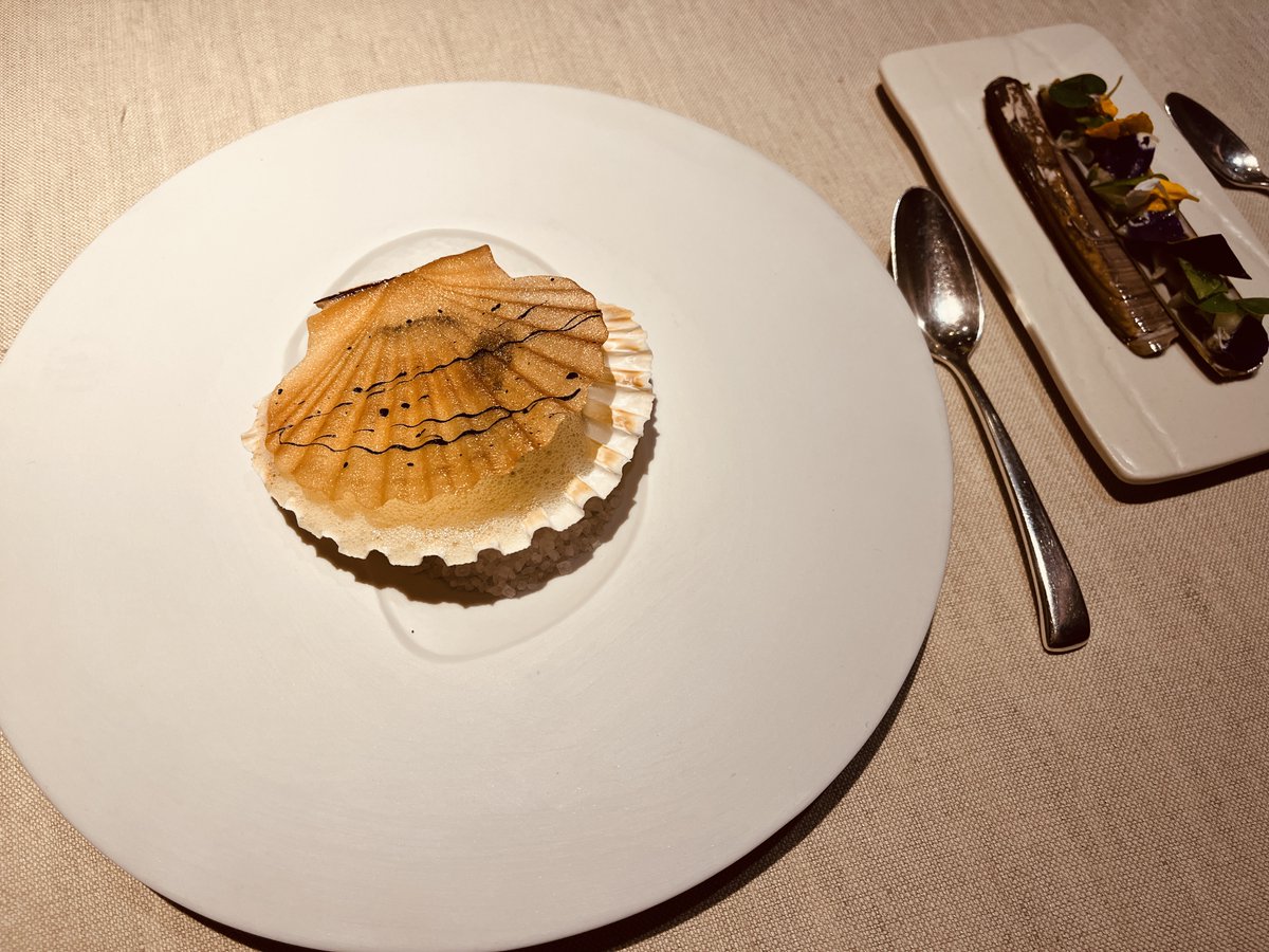 ‘Shells & Dirty Cuttlefish’ - playful names for a pair of seriously delicious dishes at restaurant Agli Amici #2MICHELINStars #Godia #Italy guide.michelin.com/gb/en/friuli-v…