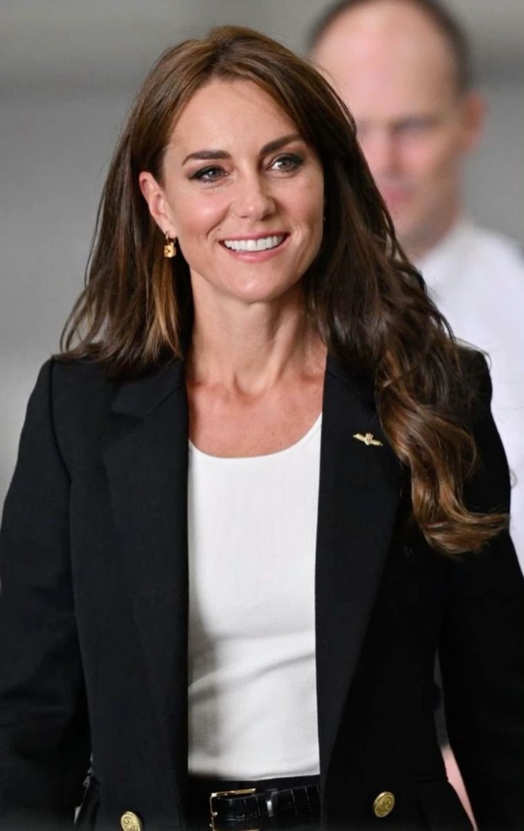 Boss Vibes #FutureQueen ♔HRH #CatherinePrincessOfWales #GetWellSoon #PrincessofWales 🐝#PrincessCatherine #muse #RoyalFamily #KateTheGreat #TeamWales #iconic #IStandWithCatherine #tcb #Vogue #Tatler 🏴󠁧󠁢󠁷󠁬󠁳󠁿#CatherineWeLoveYou #13YearsofWillandKate #ghd
