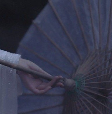 Так уж повелось: люди готовы со слезами на глазах благодарить злодея за один хороший поступок и за малейшую ошибку разорвать на куски хорошего человека.

Я Мо Жань, некогда раньше ученик Старейшины Юйхен и племянник Главы пика Сышэн. Сейчас все по другому, но всего понемногу