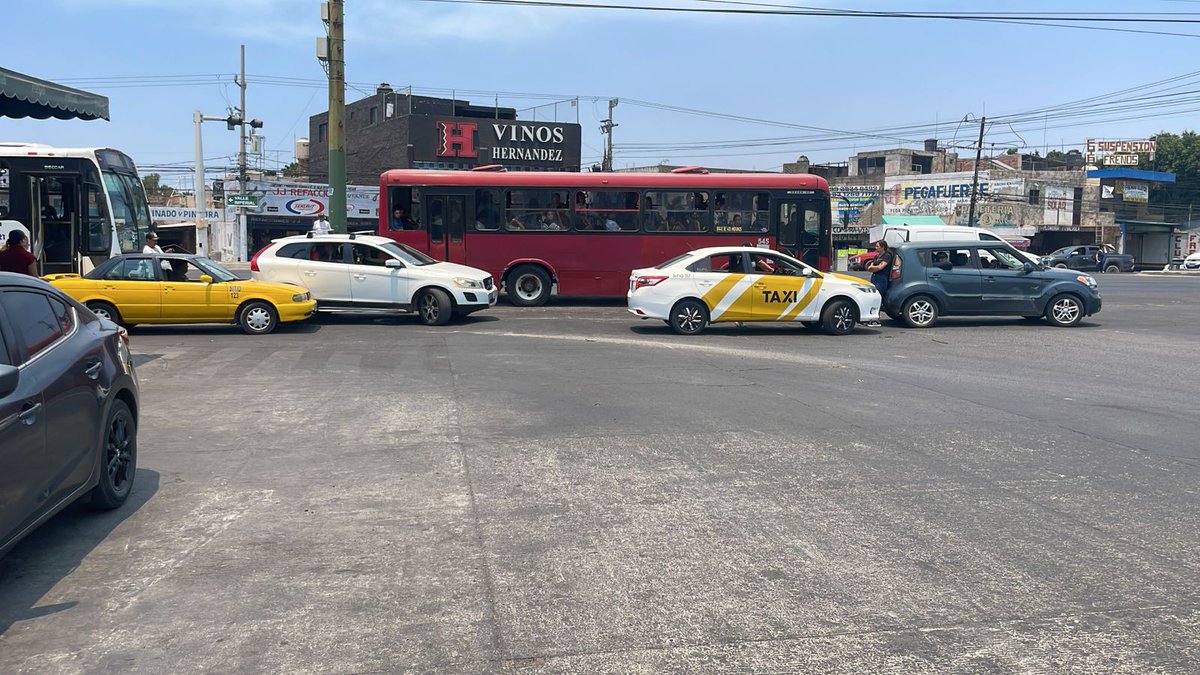 🔴Doble choque Juan Gil Preciado y base aérea Sentido a #Zapopan Fotografías cortesía de Daniel