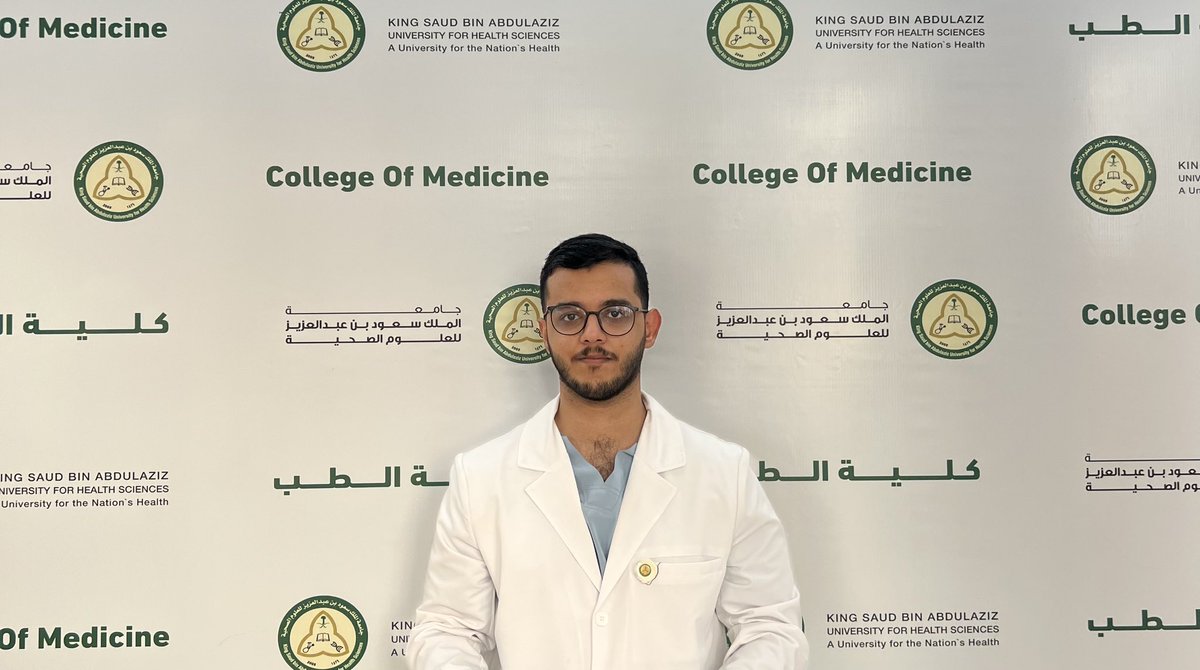 Me_702_'s tweet photo. الحمدلله الذي بنعمته تتم الصالحات، ٦ سنوات هي الفرق بين الصورتين صورة تخرجي من الثانوية و صورة تخرجي من كلية الطب بجامعة الملك سعود بن عبدالعزيز (الحرس)، ٦ سنوات تغير فيها الكثير و تبقى شيءٌ واحد ألا و هو تخرجي الأول على دفعتي و حصولي على مرتبة الشرف الأولى، فالحمدلله على نعمه. https://t.co/Gzrtm59r2n