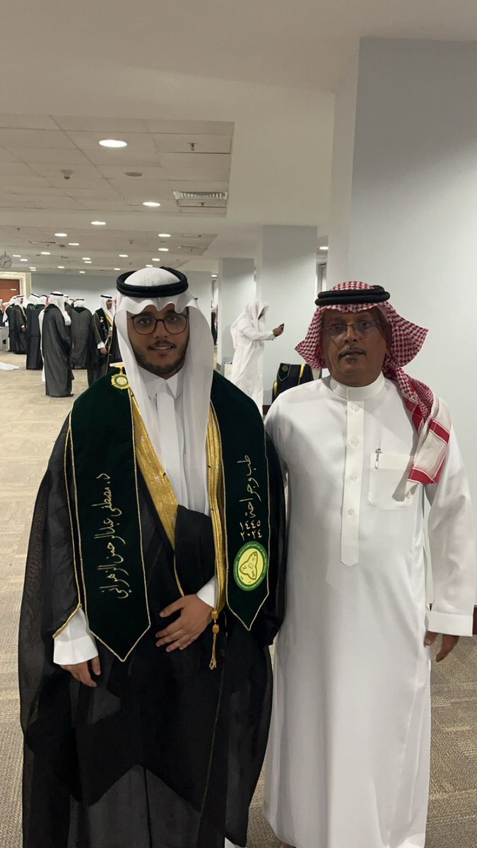 Me_702_'s tweet photo. الحمدلله الذي بنعمته تتم الصالحات، ٦ سنوات هي الفرق بين الصورتين صورة تخرجي من الثانوية و صورة تخرجي من كلية الطب بجامعة الملك سعود بن عبدالعزيز (الحرس)، ٦ سنوات تغير فيها الكثير و تبقى شيءٌ واحد ألا و هو تخرجي الأول على دفعتي و حصولي على مرتبة الشرف الأولى، فالحمدلله على نعمه. https://t.co/Gzrtm59r2n