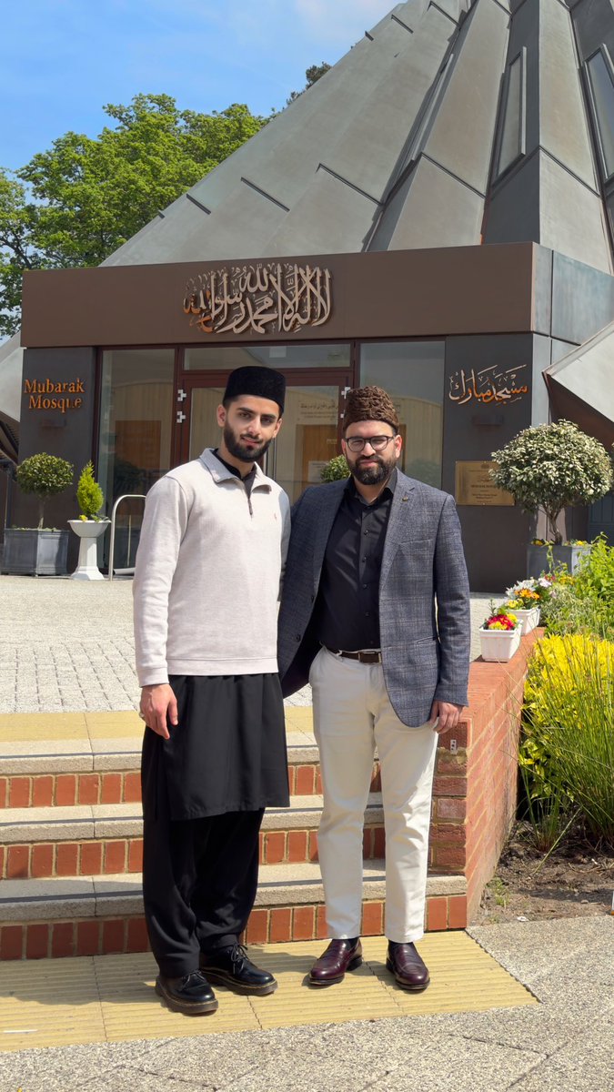 After the Friday sermon on May 3, 2024, we spontaneously decided to take a trip to visit our beloved Amīr al-muʾminīn in Islamabad, Tilford. 

🕌 Mubarak Mosque
🗓️ 11th May 2024