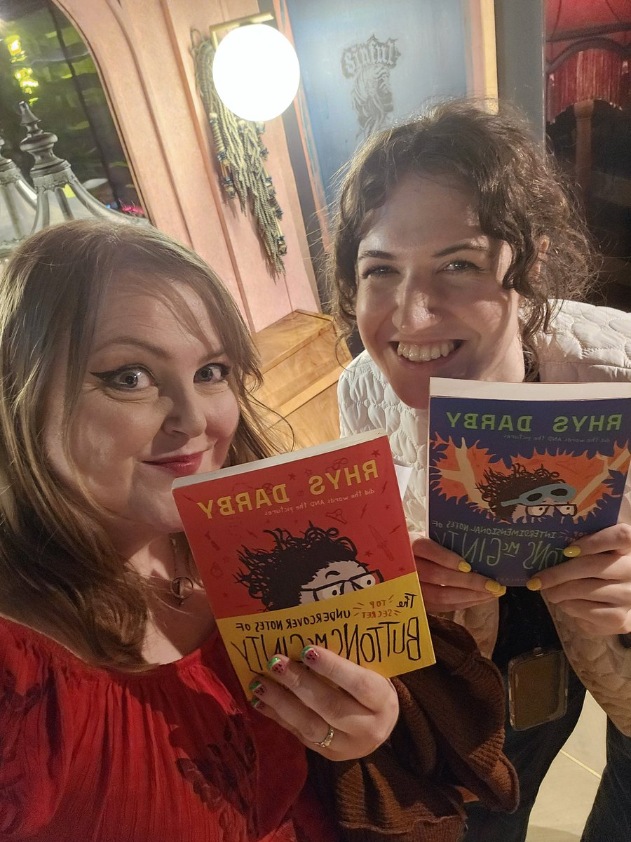 Book twins with @wellsussed
Thanks @rhysiedarby!