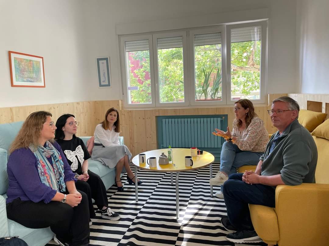 CpeeGloria's tweet photo. Esta semana nos visitan dos profesionales de la "Escola Básica Integrada Francisco Ferreira Drummond" de #IslasAzores, #Portugal, dentro del programa @EUErasmusPlus. Bienvenidas! @sepiegob @ErasmusPlus_pro @InnovaEducAr @CPAlcorisa @louralcala https://t.co/JuUf6WkNKW