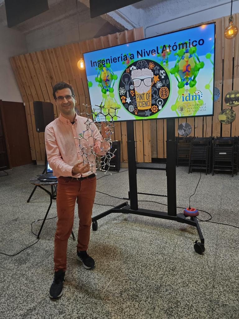 😍😍😍 It has been a pleasure to give a talk in the @pintofscienceES event in #Valencia, a perfect combination of science and 🍺

An evening full of chemistry, nanomaterials and #MolecularCages ⚗️ 👩‍🔬👨‍🔬🧪🔬🧫🧬⚛️

@IDM_UPV_UV
@UPV 
@Accent_GenT
@GeneracioT