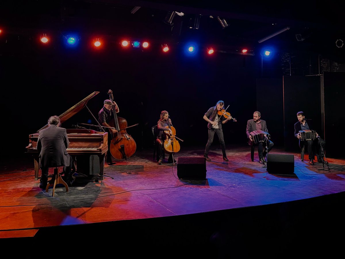 Mañana, como todos los martes, nos vemos en Pista Urbana para presentar "Noche random".
Desde las 21hs en Chacabuco 874, San Telmo.
Entradas en tinyurl.com/astillero24