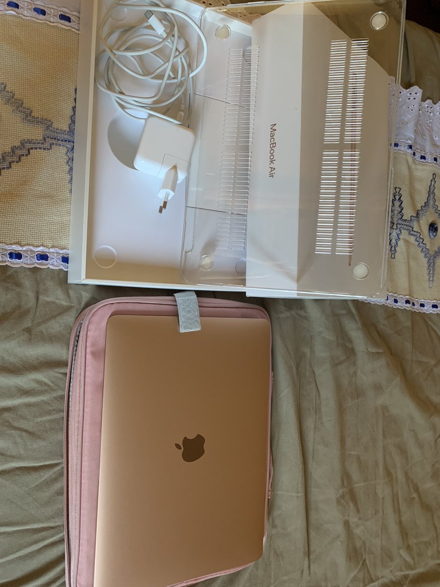 diaspedrop's tweet photo. @__annafranca Olá, Ana 

Caso esteja interessado, estou vendendo o de minha noiva 

Macbook Air M1 2020
R$ 4.300 (faço ml e etc)

Poucas vezes usado, novíssimo, sem marcas de uso . Bateria com 49 ciclos, acompanha cabo e fonte originais + acompanha case protetora + case para viagem. https://t.co/ilctgD3m8v