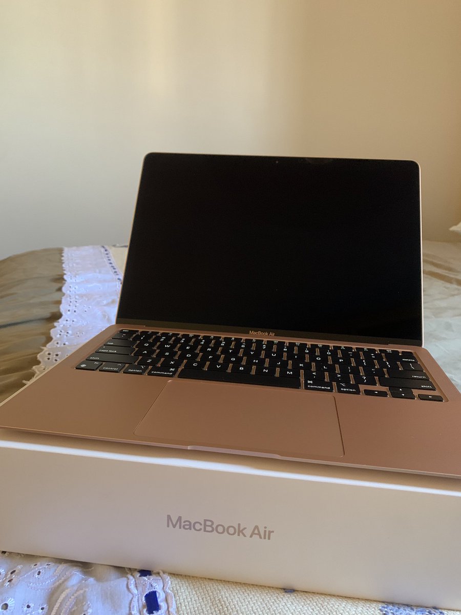 diaspedrop's tweet photo. @__annafranca Olá, Ana 

Caso esteja interessado, estou vendendo o de minha noiva 

Macbook Air M1 2020
R$ 4.300 (faço ml e etc)

Poucas vezes usado, novíssimo, sem marcas de uso . Bateria com 49 ciclos, acompanha cabo e fonte originais + acompanha case protetora + case para viagem. https://t.co/ilctgD3m8v