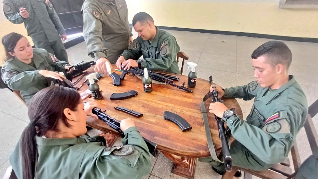 📢 #Entérate || Desde las instalaciones de la @ejb_cavcia, se efectuó Instrucción y Mantenimiento de Fusil Ak-103 y Pistola 9mm, a fin de continuar con el entrenamiento de nuestro personal profesional. #FANB #SoloUnidosVenceremos #ArmaMaestra #13May