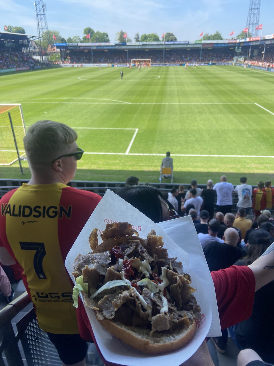 @FootyScran at Go Ahead Eagles Deventer.. Turkish sandwich Döner Kebap😋😋😋5 euro. No money for this superfood😉