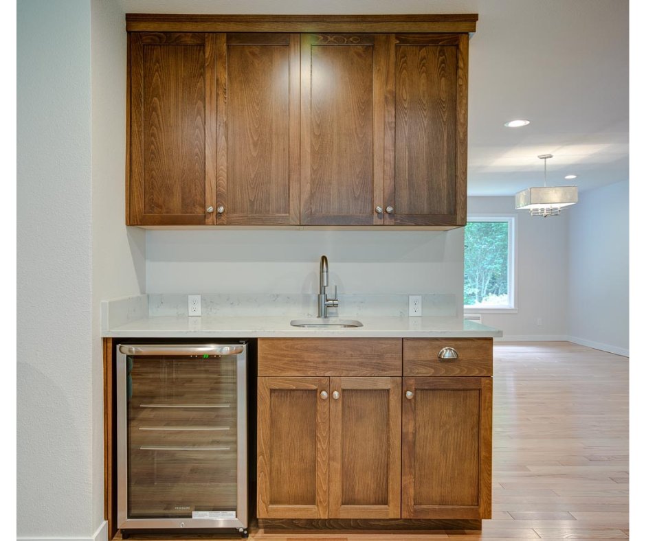 Upgrade your kitchen with a stand-alone wet bar! 🍸✨ A wet bar adds both functionality and style to your space. Cheers to that! 
Check out our Project Case Study here: hubs.li/Q02x09pL0🥂 #kitchenupgrade #wetbar #homeimprovement