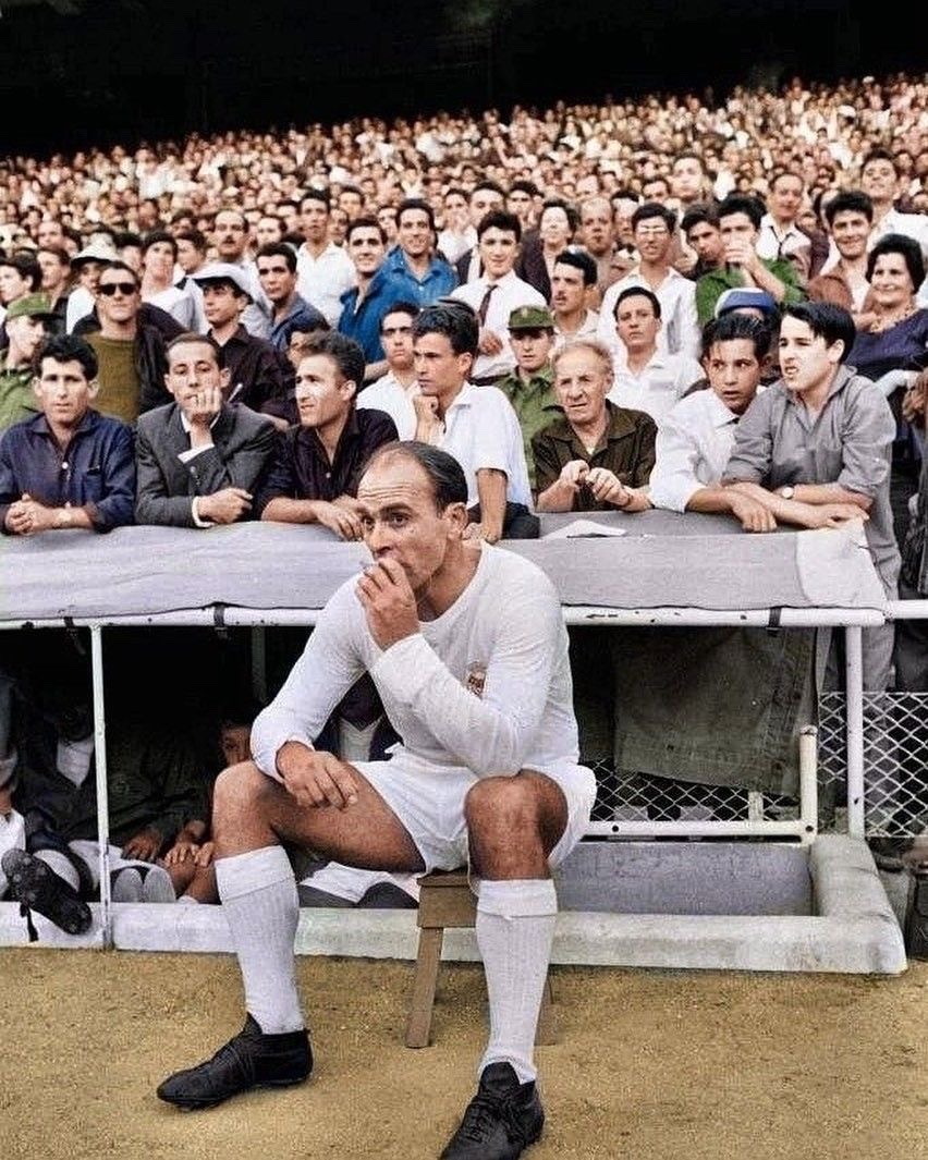 Alfredo di Stefano smoking a cigarette on Real Madrid's bench - one of the most iconic pictures of all time.
