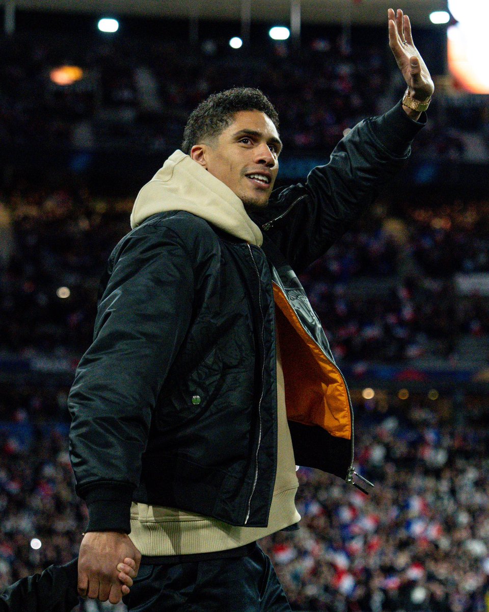 Congratulations to our former international @raphaelvarane for winning this year's UNFP 𝑱𝒐𝒖𝒆𝒖𝒓 𝑪𝒊𝒕𝒐𝒚𝒆𝒏 award, in recognition of his commitment to supporting young people 🤝 #FiersdetreBleus | #TropheesUNFP