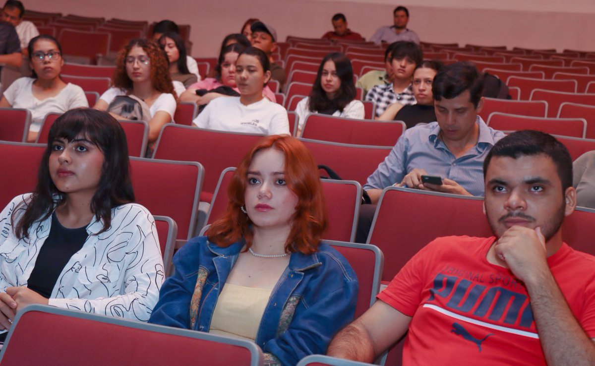 También, Juan Bosco y Alejandra Paredes, estudiantes que egresaron de Ingeniería Agronómica, presentaron resultados de pasantías donde proponen buenas prácticas agrícolas así como transferencia tecnológica con el fin de brindar mejores condiciones de vida a agricultores.🌾👩‍🌾