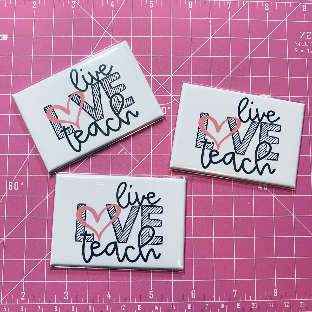 rebelbuttons's tweet image. Live Love Teach
💕🍎
#rebelbuttons #custombuttons #pinbackbuttons #buttonmaking #handmade #shopify #womanownedbusiness #madeintheusa #madeinarizona #magnets #custommagnets #teacher #school #teaching #education #teachersofinstagram #teacherlife #learning #teachergram