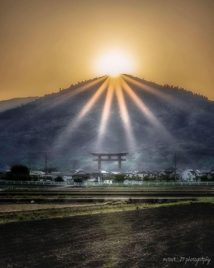 皆ーおはよー
As the morning sun rises above the summit of Mt. Miwa in Nara, the stunning phenomenon known as the ‘Diamond Mt. Miwa’ comes into view! ⛩️ ~ ~ #VisitJapan #Sunrise #Morning #StayInspired