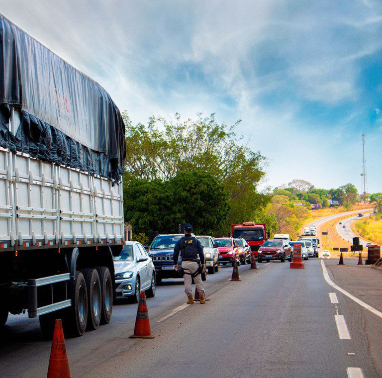 Risco de acidentes aumenta e PRF alerta motoristas sobre cuidados nas estradas no RS Saiba mais em: gov.br/prf/pt-br/noti…