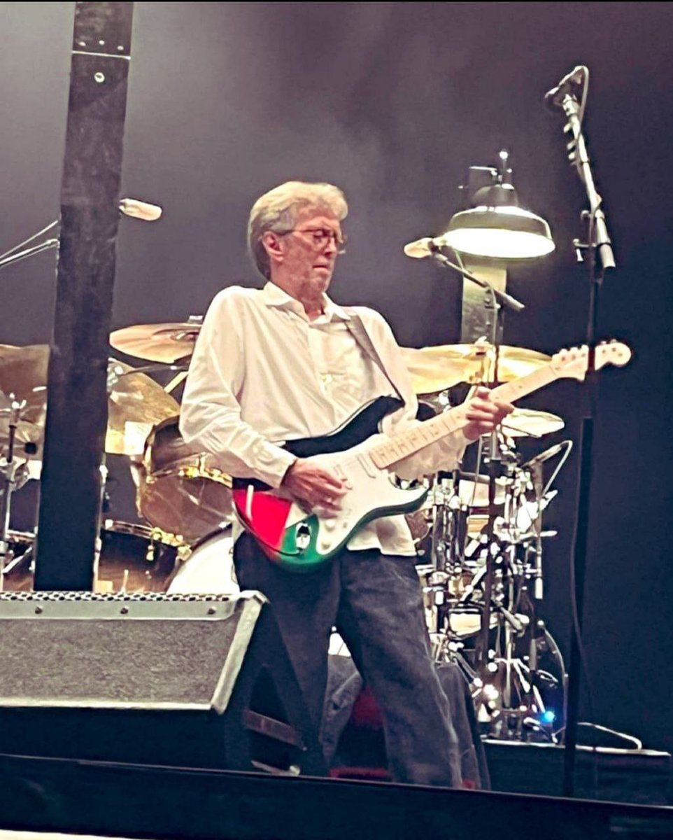 Durante un concierto en Newcastle, el guitarrista inglés Eric Clapton sorprende a su público con un poderoso gesto, abriendo su concierto con una guitarra adornada con la bandera palestina.