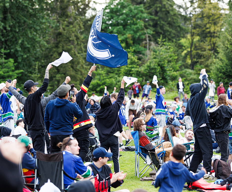 🏒 Amazing energy at last night's Playoffs in the Park! 🙌 Thank you to everyone who attended & kept Oak Meadows Park a safe, clean, & friendly environment! Didn't make it last night? Don't worry, come & join us for Game 4 tomorrow ➡️ vancouver.ca/playoffs 📷 Jonathan Evans