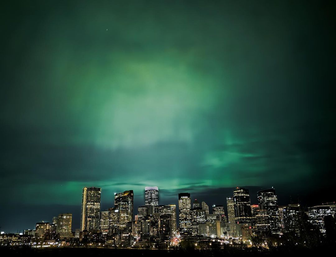 downtowncalgary's tweet image. Throwback to the amazing Aurora over downtown on the weekend 😍

📸: david._.tu on Instagram
 
#downtowncalgary #exploredowntownyyc