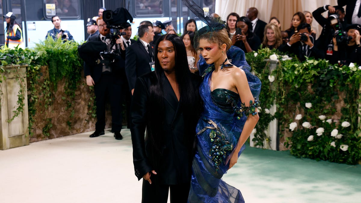 Zendaya's Stylist Law Roach to Designers: A 'No' to Her is a 'No' Forever! dlvr.it/T6qnM4