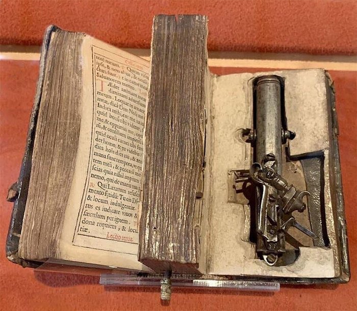 Un arma escondida dentro de una biblia, hecha para Francesco Morozini, dux de Venecia (1619-1694). El dueño de la Biblia podía tirar del marcapáginas de seda para disparar mientras el libro aún estaba cerrado. Ahora en exhibición en el Museo Correr de Venecia.