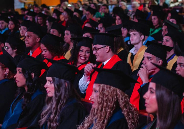 CHAVÓN Gradúa a más de 100 Artistas Emergentes en su cuadragésima ceremonia de graduación robertocavada.com/sociales/2024/…