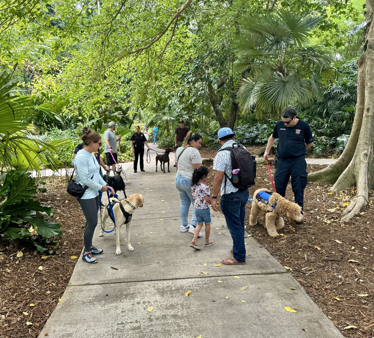 A few weeks ago I reached out to @FlamingoGardens and asked if we could bring some therapy dogs there for some public training. Not only were they gracious enough to let us come, they went out of their way to make us feel comfortable and welcomed. They had a map marked out for