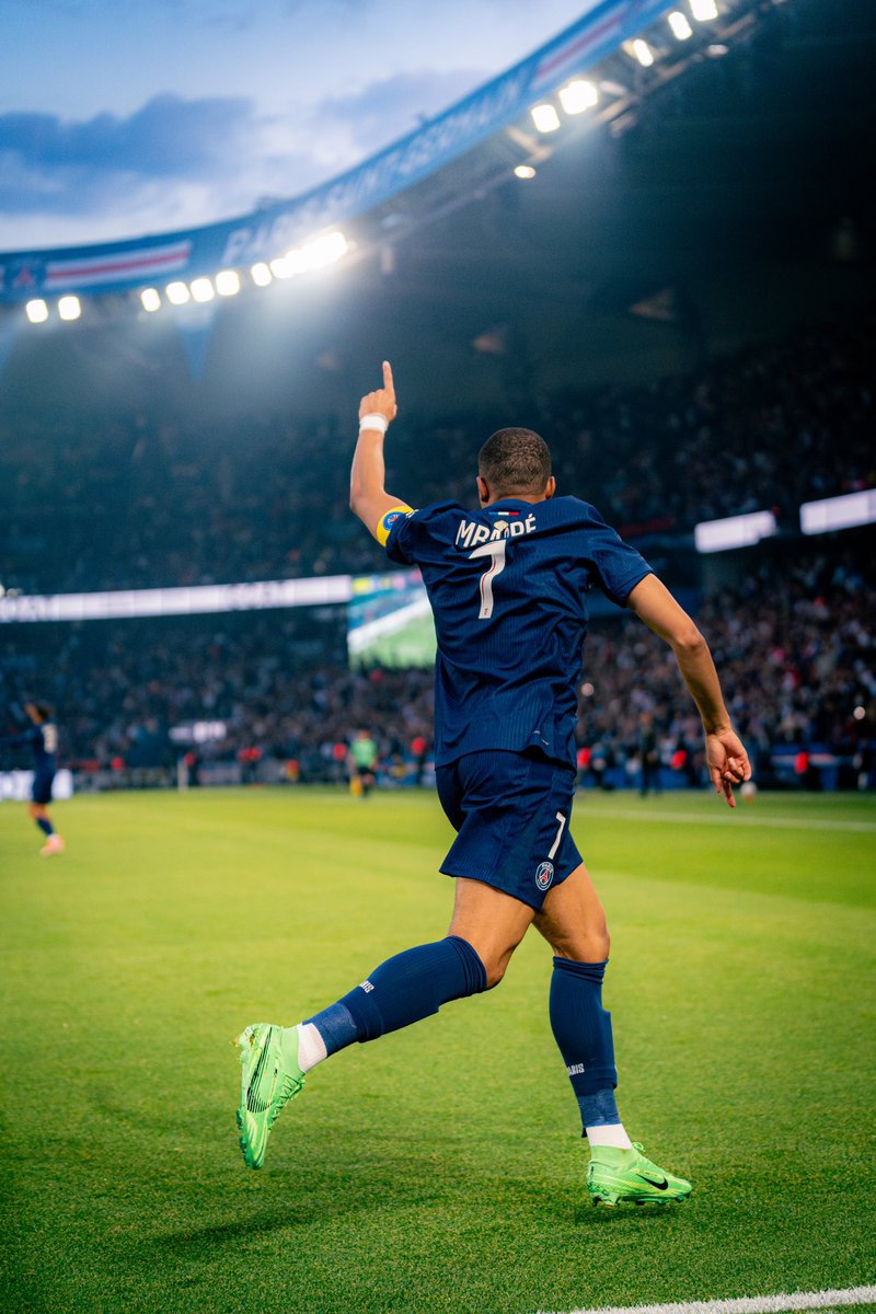 🚨OFFICIEL : Pour la 7ème fois consécutive depuis 2017, Kylian Mbappé est nommé dans l’équipe type de saison en Ligue 1. 🏆

Il égale le recordman d’apparitions dans l’équipe type de la saison : Marco VERRATTI. 🇮🇹