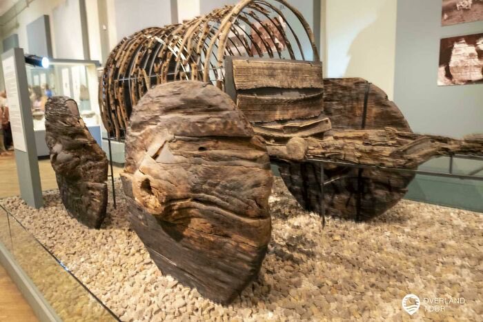 Uno de los vagones bien conservados de 4.000 años de antigüedad desenterrado en el pueblo de Lchashen, en las proximidades del lago Sevan. Fabricados en roble, son los vagones más antiguos que se conocen en el mundo. Ahora en exhibición en el Museo de Historia de Armenia.