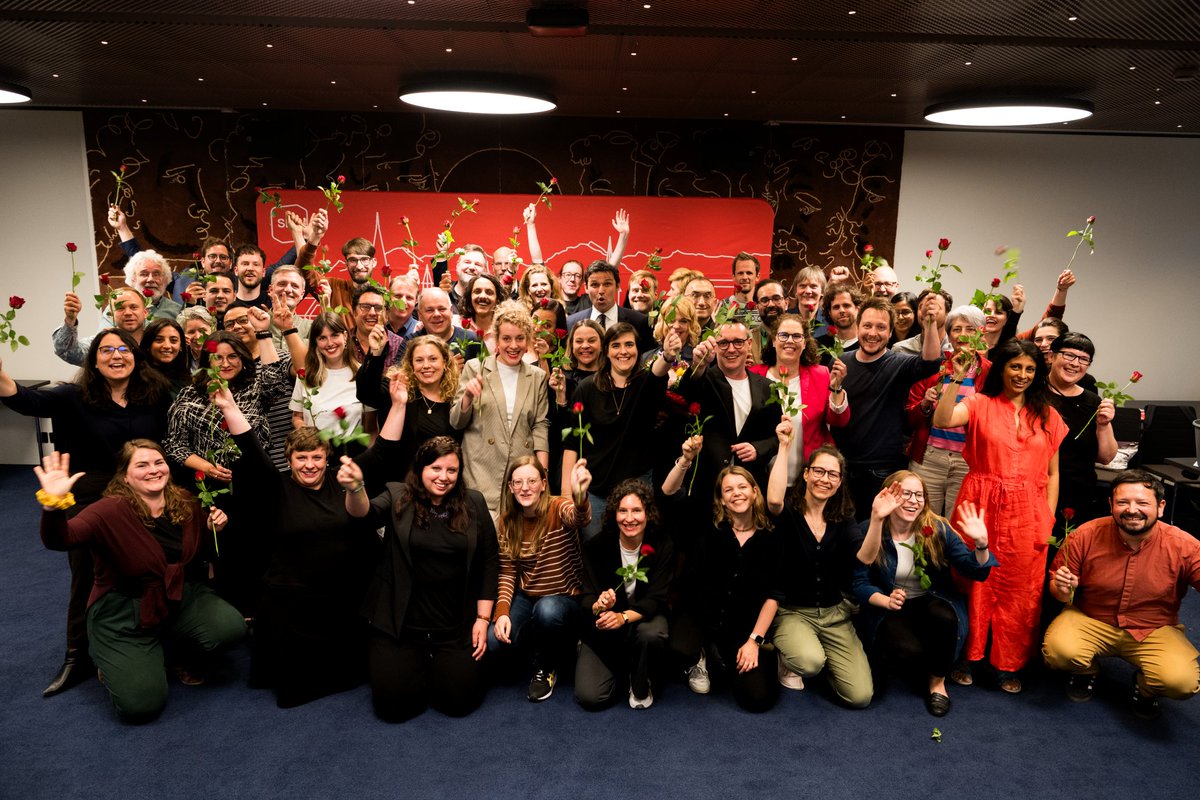 Zusammen mit 60 starken Kandidierenden für die Stadtratswahlen nominiert. Für das Stadtpräsidium schicken wir @mariekekruit ins Rennen und für den Gemeinderat @M_Aebischer. Allez! ✊🏼🌹 @SP_Stadt_Bern