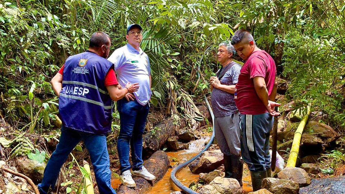 Durante el puente festivo, verificamos estado de una bocatoma en Cgto. Los Andes. Las lluvias ocasionaron deslizamiento que afectó el sistema de abastecimiento de agua para 180 familias. Desde @UaespCali verificamos ruta crítica para atender a la comunidad.