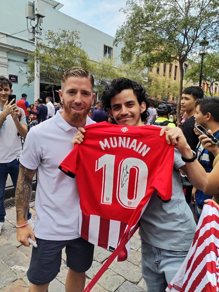 DuyLeon's tweet photo. @AthleticClub Gracias por haber viajado desde España hasta Guadalajara, pude conocerlo y que me firmara la camisa. Buena suerte en todo Íker https://t.co/7V5OLkup2i