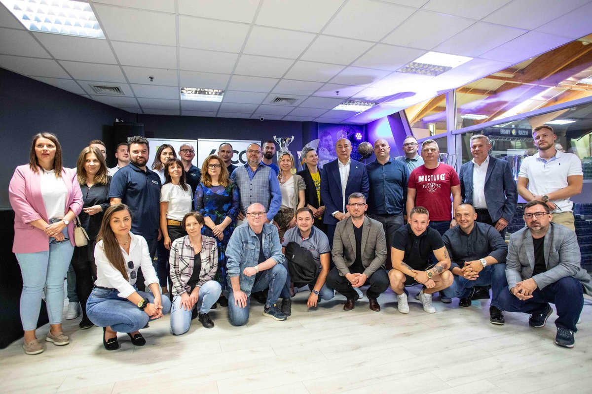 JoinBertus's tweet photo. Nowość w naszej biznesowej ofercie 🆕
Motywacyjne spotkania dla pracowników bądź gości Twojej firmy z naszym charyzmatycznym trenerem 🤝

Niezwykle ciekawa możliwość poznania od kulis warsztatu pracy, planowania i radzenia sobie z porażkami 🤾‍♂️
@m_wojs @Paw_Nowakowski @wKielcach https://t.co/DnF0IV4JTq