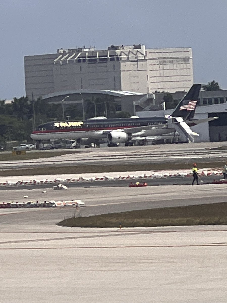 Daughter Burnin took this picture today at Palm Beach International. I find this interesting given Trump is in New York. Any logic around sending Trump Force One back to Palm Beach?