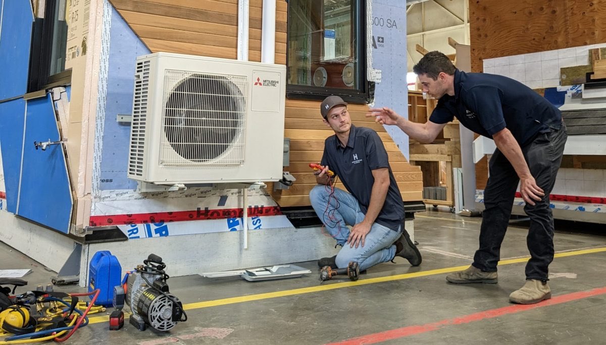 Love to see this new @bcit program training up more #HeatPump installers! Heat pumps make homes & buildings safer and more comfortable while reducing carbon pollution. And training up more folks to install them means more good, green jobs across BC! 🌎 commons.bcit.ca/news/2024/05/r…
