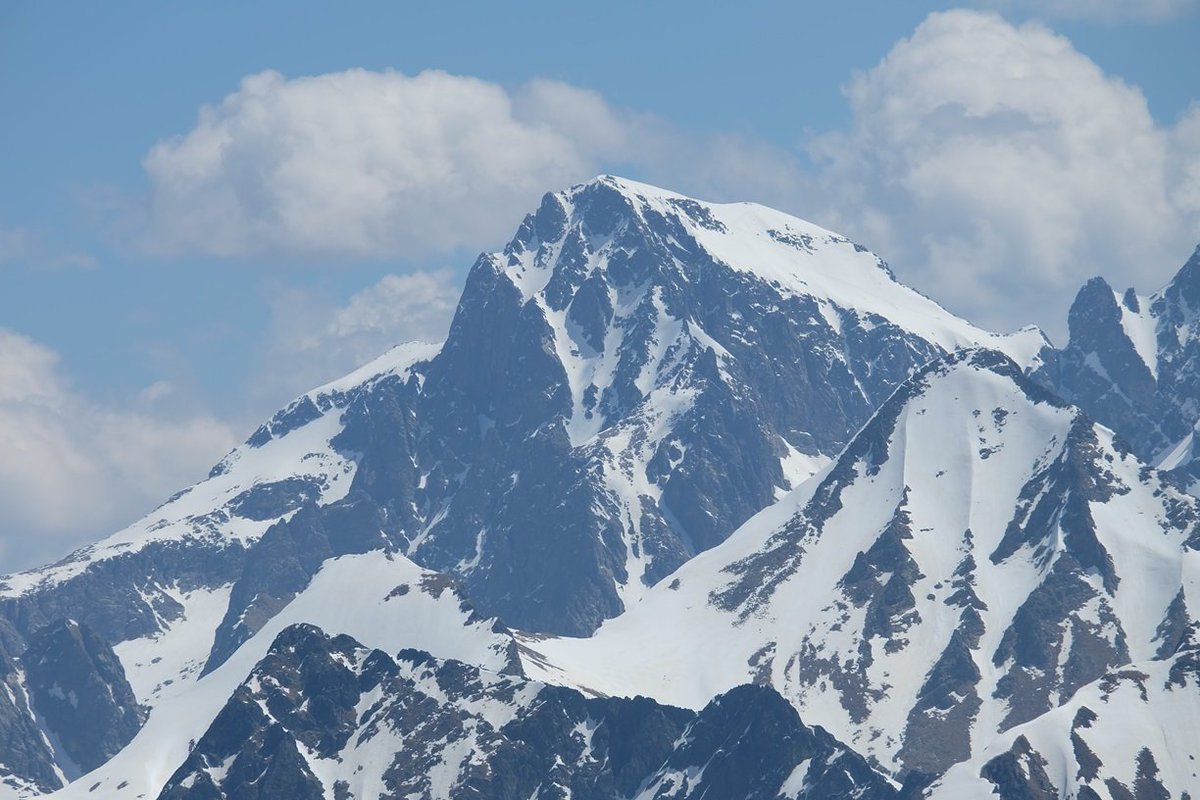 Algunas cumbres desde el Peyreget (2483 m): Bisaurin (2667 m), Llena del Bozo (2566 m), Infiernos (3082 m) y Balaitús (3144 m). 11/05/2024.