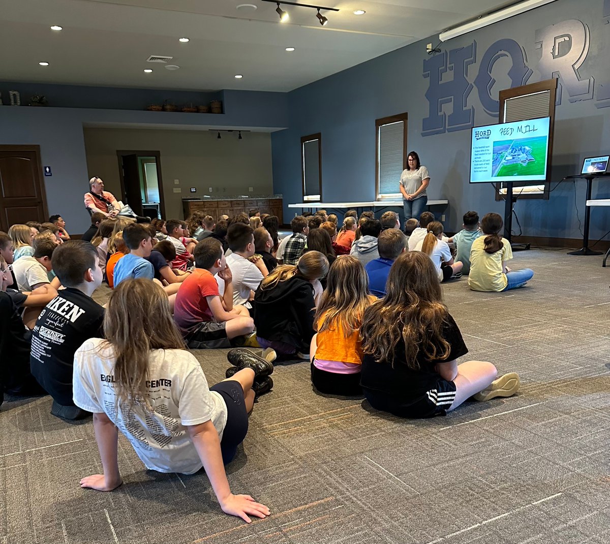 HordFamilyFarms's tweet photo. Getting to share our story with the next generation is something we love to do! In the past week, we've had high schoolers and 4th graders visiting our farm to learn more about where their food comes from and the jobs we offer! #farmtofork #nextgenerationfarming #ohiopigfarmers https://t.co/BpnXOMKeVg